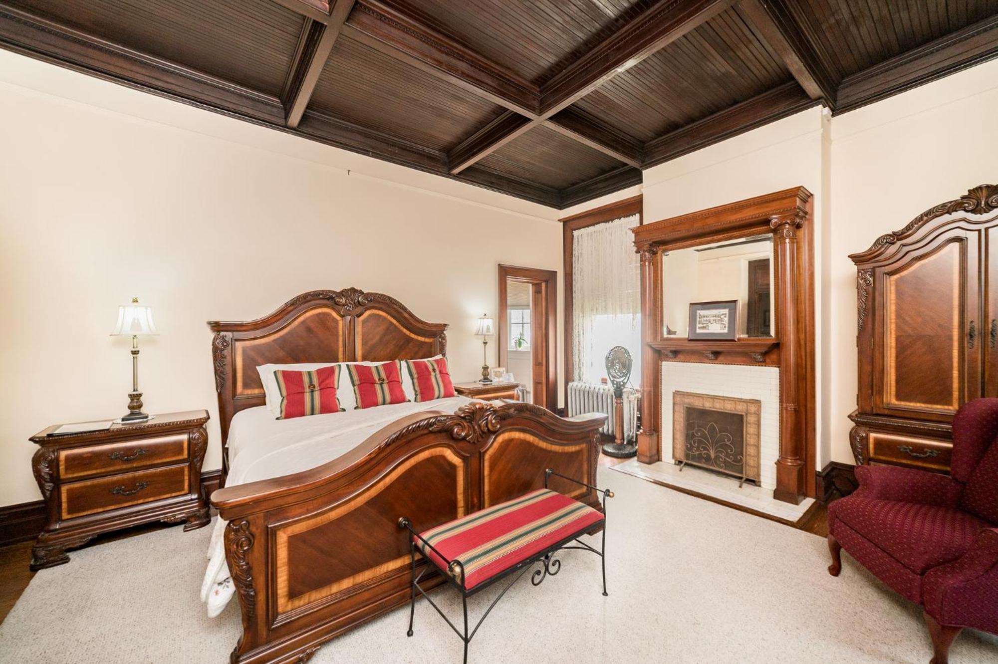 One Of These Nights - King Sized Bed - Sleeps 2 Hotel Lynchburg Ngoại thất bức ảnh