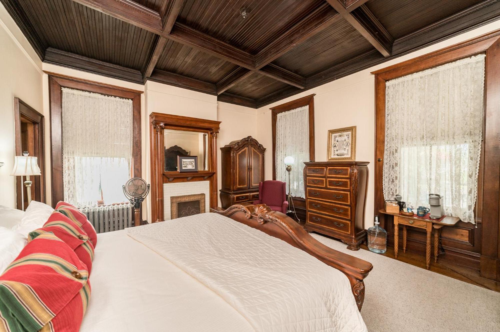 One Of These Nights - King Sized Bed - Sleeps 2 Hotel Lynchburg Ngoại thất bức ảnh